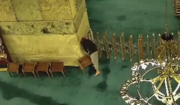 Ayasofya Camii'nde yangın! Güvenlik kamerasına yansıdı